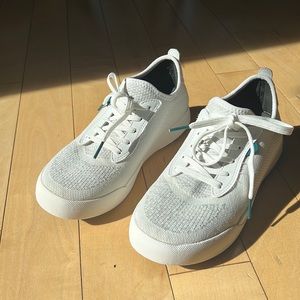 Vessis- the weekend. LIKE NEW . Worn only a handful of times.